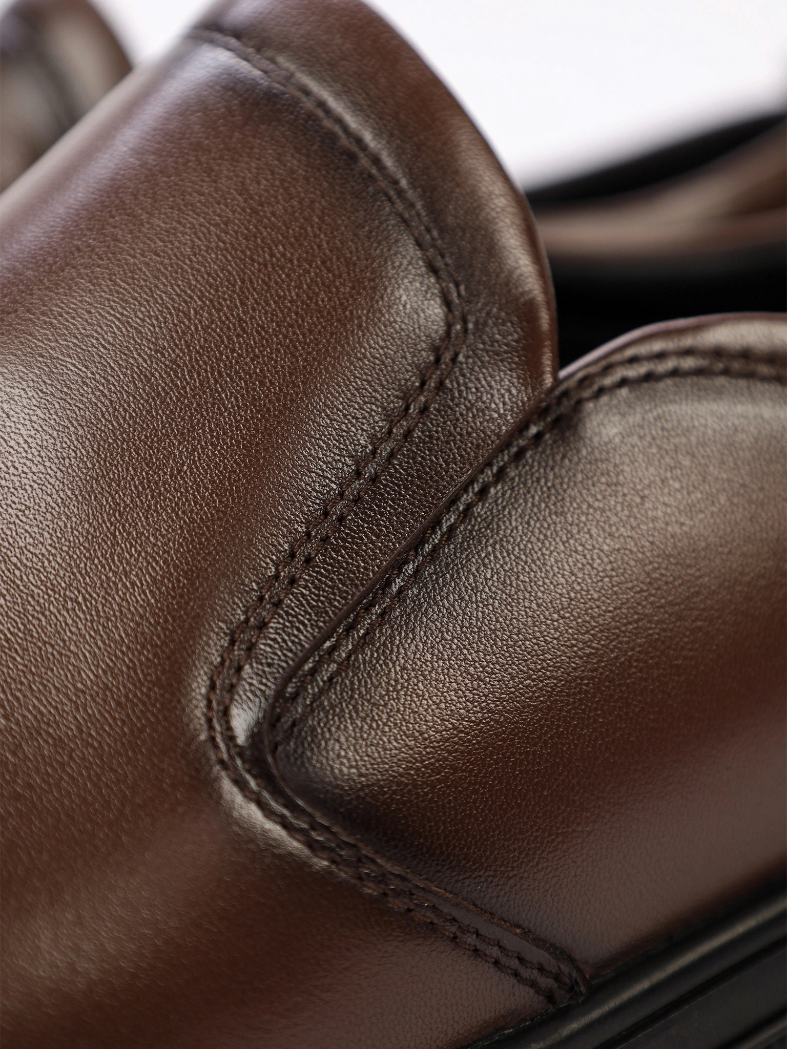 Туфли коричневого цвета с эластичными вставками